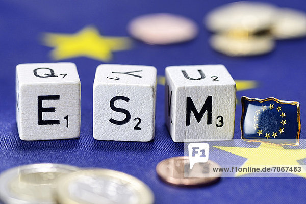 Würfelbuchstaben bilden den Schriftzug ESM  Europäischer Stabilitätsmechanismus