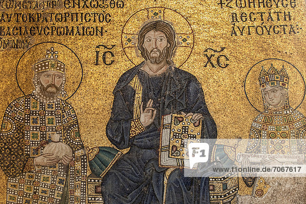 Hagia Sophia  Mosaik der Kaiserin Zoe mit Darstellung von Christus Pantokrator  Kaiserin Zoe und Konstantin IX. Monomakhos  Istanbul  Türkei
