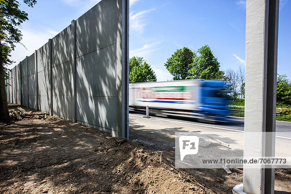 Bau von Lärmschutzwänden an der Autobahn A52  im Bereich der Stadtteile Essen-Bredeney - Haarzopf  Essen  Nordrhein-Westfalen  Deutschland  Europa