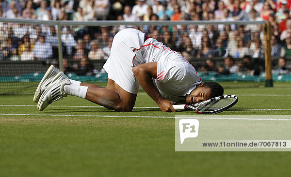 Jo-Wilfried Tsonga  FRA  ist gestürzt  liegt auf dem Rasen  Semi-Finale Herren  Wimbledon Championships 2012 AELTC  ITF Grand Slam Tennis Tournament  London  England  Großbritannien  Europa