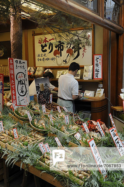 Delikatessengeschäft verkauft Bambussprossen und Pilze  u. a. Matsutake  Kiefernpilz (Tricholoma matsutake)  sehr teuere Pilze  Einkaufspassage Teramachi-Dori  Kyoto  Japan  Ostasien  Asien
