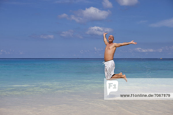 Mann Fröhlichkeit Strand springen Indischer Ozean Indik