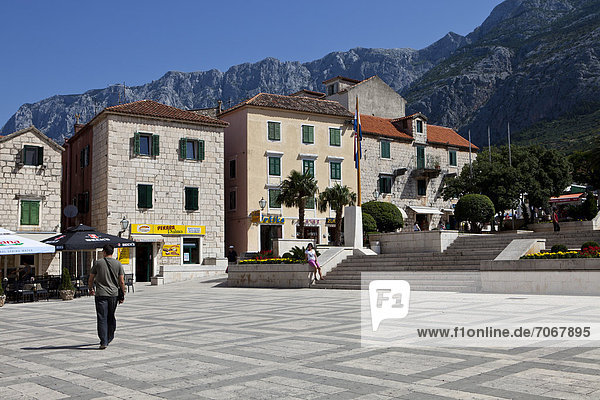 Main square and historic town centre of Makarska  Makarska Riviera  Adriatic Coast  Dalmatia  Croatia  Europe