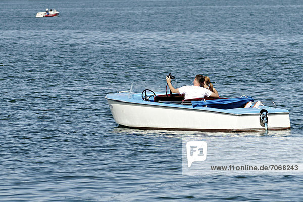 Paar in einem Boot beim Selbstporträt  Chiemsee  Oberbayern  Bayern  Deutschland  Europa