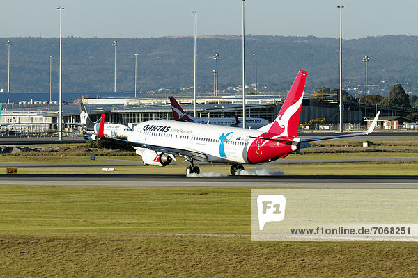 Qantas Boeing 737-800  Flugzeug bei der Landung auf dem Flughafen von Perth  Perth  Western Australia  Australien