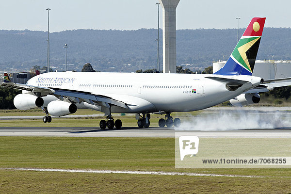 Airbus A340-300 der South African Airways bei der Landung auf dem Flughafen von Perth  Perth  Western Australia  Australien