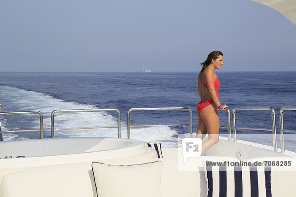 stehend junge Frau junge Frauen Badeanzug Yacht Bewegung rot Terrasse Kleidung Cote d Azur Mittelmeer