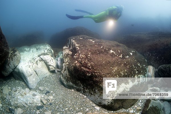 Taucher mit Marmor-Felsblöcken  Caesarea Maritima  Mittelmeer  Israel  Unterwasseraufnahme