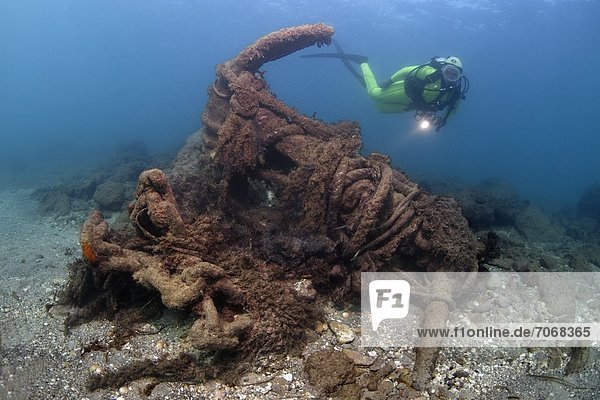 Taucher mit untergegangenem Anker  Caesarea Maritima  Mittelmeer  Israel  Unterwasseraufnahme