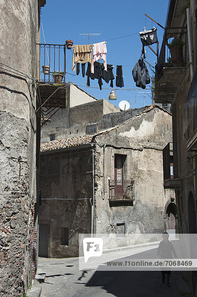 zwischen inmitten mitten Europa Gebäude hängen trocken Wäsche Italien Sizilien