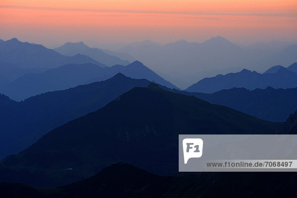 Sonnenuntergang mit Bergpanorama  Geißhorn  Tannheimer Tal  Tirol  Österreich  Europa