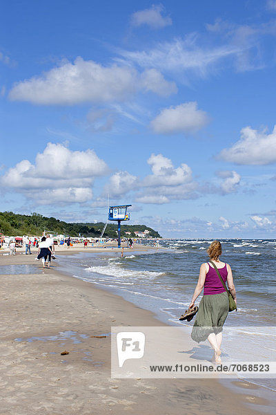 Frau am Strand  Bansin  Insel Usedom  Mecklenburg-Vorpommern  Deutschland  Europa