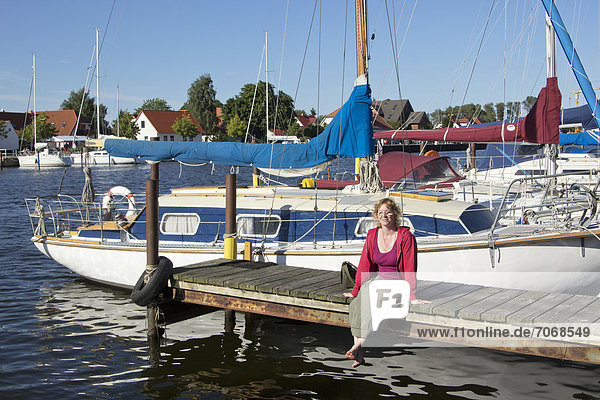 Frau im Yachthafen Eldena  Greifswald  Mecklenburg-Vorpommern  Deutschland  Europa