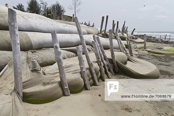Sandsäcke  provisorischer Küstenschutz  Cox's Bazar  Bangladesch  Südasien