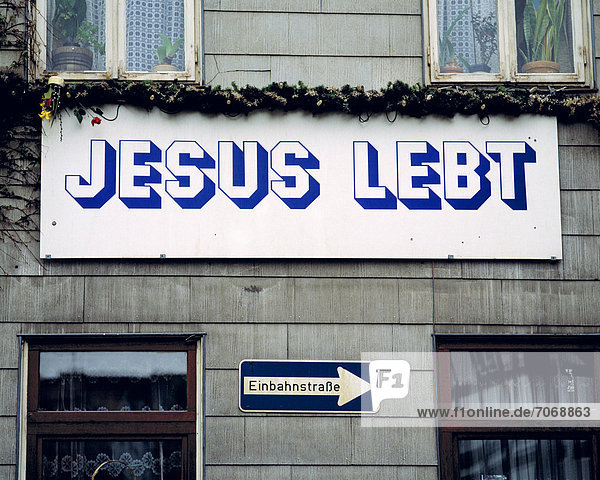 Schild an einer Wand Jesus lebt