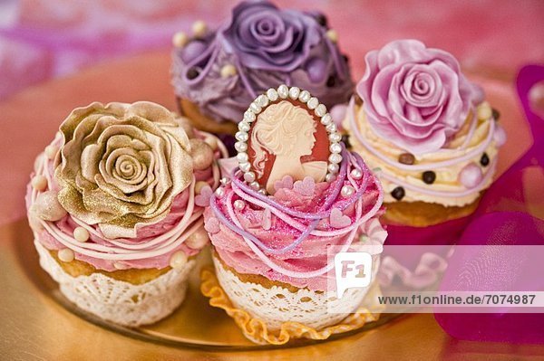 Festliche Cupcakes mit Buttercreme  Zuckerrosen und Medaillon