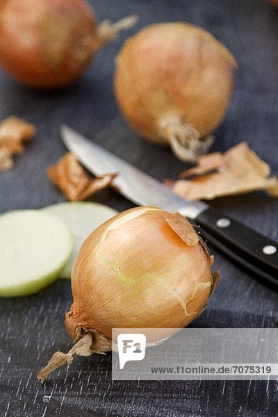 Gemüsezwiebeln und ein Messer