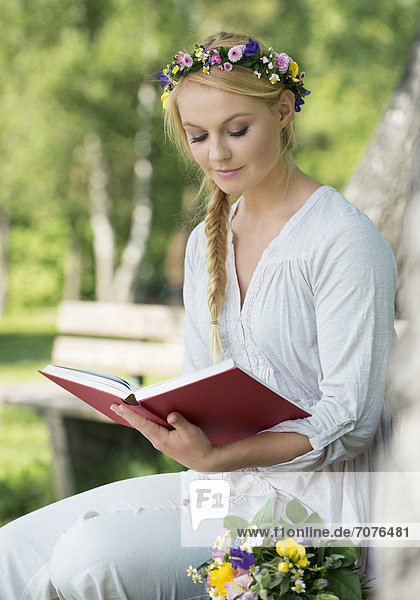 Junge Frau liest in einem Buch