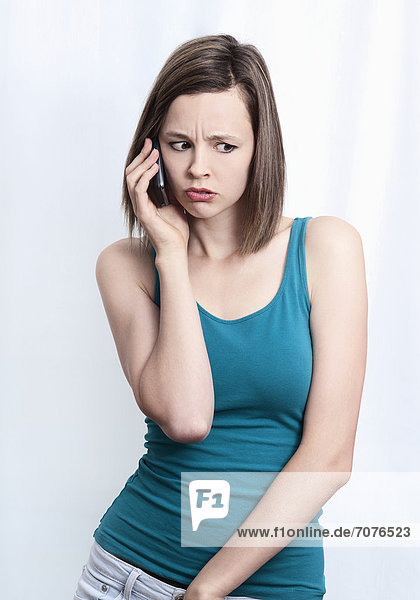 Junge Frau mit Handy  verärgert