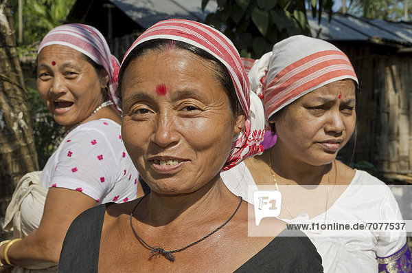 Frauen des Deori-Stammes versammeln sich zu einem Treffen im Dorf Major Deori  Indien  Asien