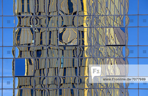 Moderne Glasfassade mit geöffneten Fenstern  Spiegelung der B¸rot¸rme vom Europäischen Gerichtshof  EuGH  Europaviertel Kirchberg-Plateau  Luxemburg Stadt  Europa  ÖffentlicherGrund