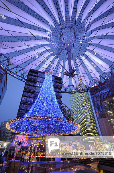 Weihnachtsmarkt unter dem Zeltdach des Sony Center  Potsdamer Platz  Berlin  Deutschland  Europa