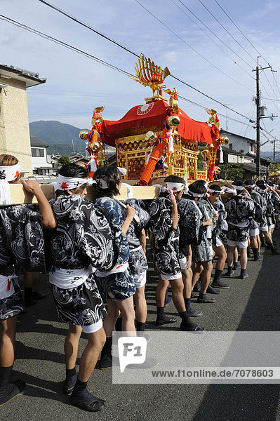 Iwakura Matsuri Träger tragen den shintoistischen Schrein durch den Ort bei Kyoto Japan Ostasien Asien