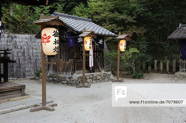 Brennende Papierlaternen in einem shintoistischen Schrein Iwakura bei Kyoto Kioto Japan Ostasien Asien