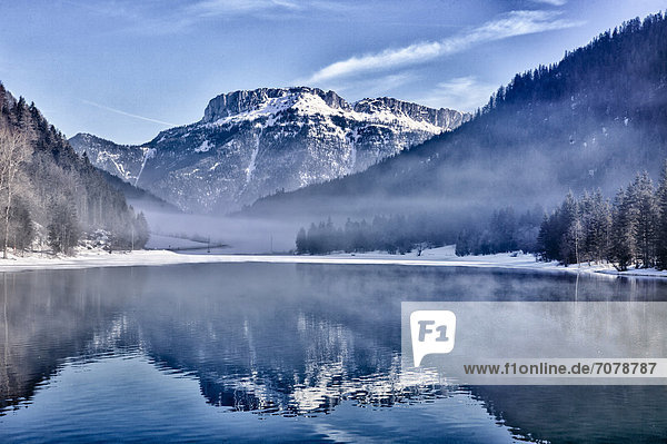 Pillersee im Winter  hinten die Steinplatte bei Waidring  Tirol  Österreich  Europa