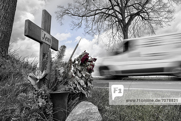 Kreuz am Straßenrand  hinten ein fahrendes Auto  bei Werder an der Havel  Brandenburg  Deutschland  Europa
