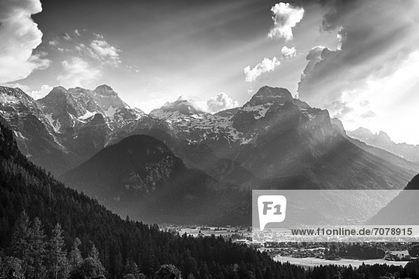 Stimmung nach einem Gewitter  Blick ¸ber Loferer Becken auf die Loferer Steinberge  Salzburger land  Österreich  Europa