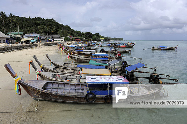 Holzboote auf Phi Phi Island  Krabi  Thailand  Asien
