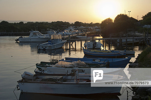 Boote im Hafen bei Sonnenuntergang  Ognina  Syrakus  Sizilien  Italien  Europa