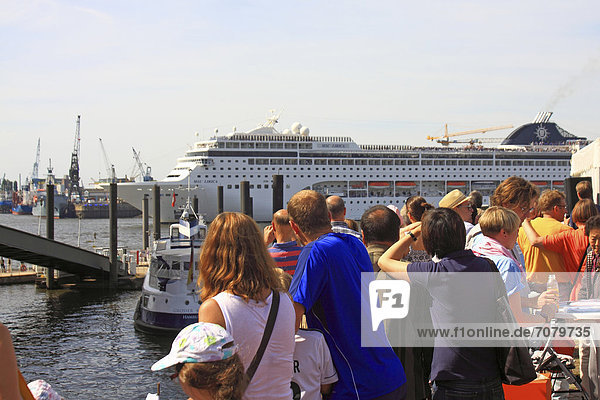 Hamburger Hafen  Touristen schauen auf das einfahrende Kreuzfahrtschiff MSC Lirica  Hansestadt Hamburg  Deutschland  Europa