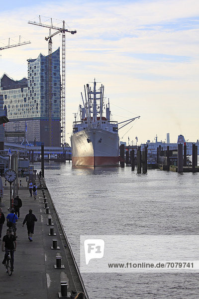Elbphilharmonie und Museumsschiff Cap San Diego in Hansestadt Hamburg  Deutschland  Europa