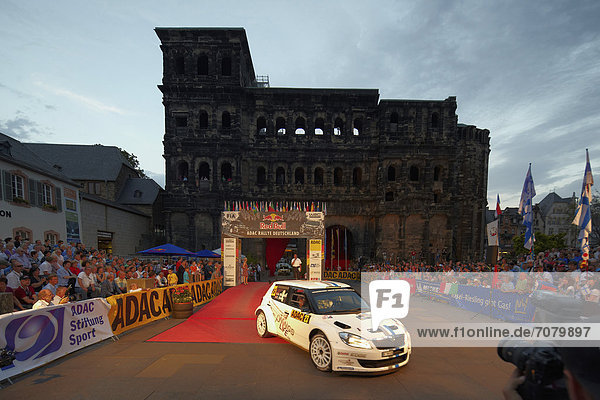 Andreas Mikkelsen und Ola Floene starten vor der Porta Nigra mit einem Skoda zur ADAC Rallye Deutschland  Trier  Rheinland-Pfalz  Deutschland  Europa