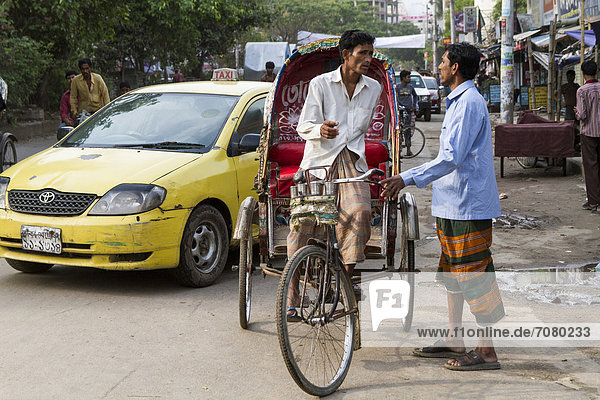 Rikscha-Fahrer  Kunde  Preisverhandlung  Dhaka  Bangladesch  S¸dasien