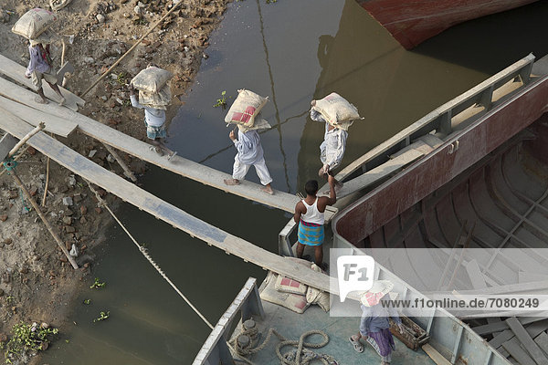 Träger entladen Schiff mit Zementsäcken  Turag-Fluss  Gabtoli  Dhaka  Bangladesch  S¸dasien