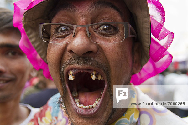 Ein Straßenclown reißt auf einer Demonstration der regierenden Awami-League seinen Mund auf und zeigt seine kaputten Zähne bzw. Zahnl¸cken  Dhaka  Bangladesch  S¸dasien