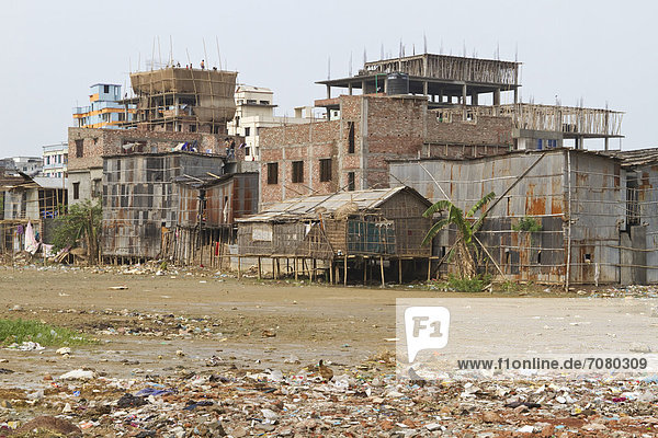 Rohbauten und H¸tten am Stadtrand von Dhaka  Shyamoli  Dhaka  Bangladesch  S¸dasien