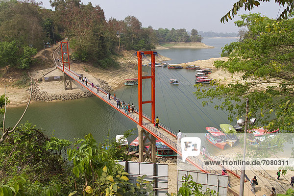 Rote Hängebr¸cke  Jhulonto Bridge  in Rangamati  Kaptai Lake  Chittagong Hill Tracts  Bangladesch  S¸dasien