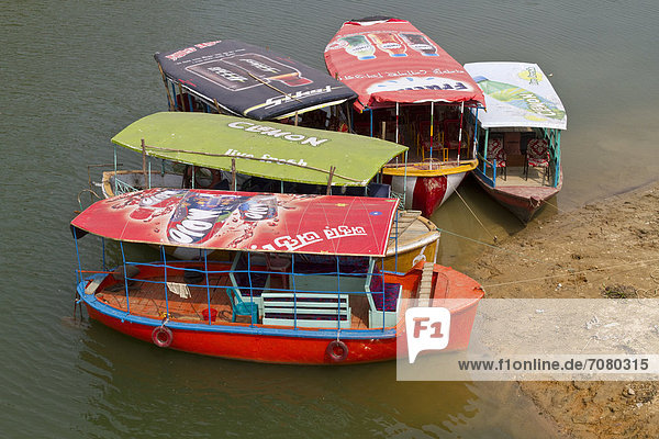 Ausflugsboote f¸r Touristen  nahe Rangamati-Hängebr¸cke  Rangamati  Kaptai Lake  Chittagong Hill Tracts  Bangladesch  S¸dasien