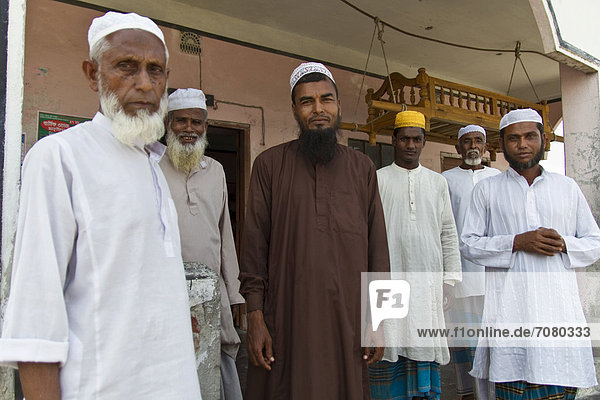 Gruppe muslimischer Männer steht vor der Moschee  Gabura  Sundabarns  Khulna District  Bangladesch  S¸dasien