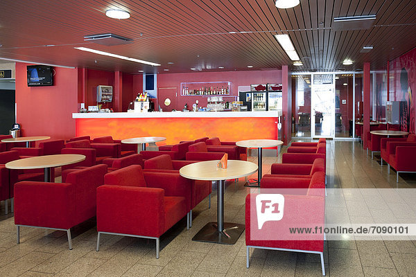 Tallinn  Hauptstadt  Sitzmöbel  klein  rund  Cafe  Flughafen  Passagier  rot  Zimmer