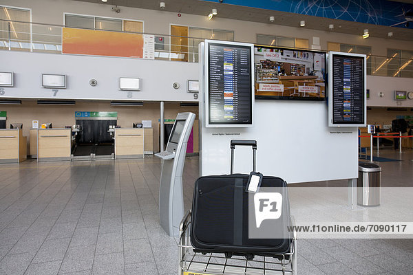 einsteigen  zeigen  Gebäude  Koffer  schwarz  frontal  Flughafen  Passagier  Information