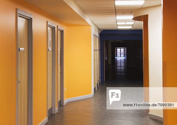 Korridor  Korridore  Flur  Flure  Wand  streichen  streicht  streichend  anstreichen  anstreichend  Schule  Ansicht  vorwärts  modern