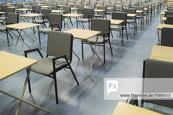 Schreibtisch  Stuhl  Halle  Schule  Untersuchung  Reihe  Anordnung  modern