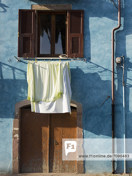 Wand Wohnhaus waschen Straße trocken blau streichen streicht streichend anstreichen anstreichend abhängen