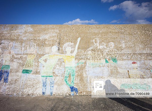 Mensch  zwei Personen  Menschen  Küste  Schatten  Stadt  Boden  Fußboden  Fußböden  Jachthafen  2  Uferdamm  Graffiti