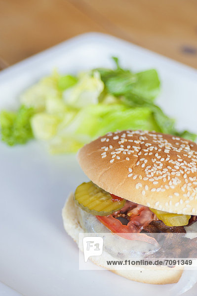 USA  Texas  Gekochter Speck-Käse-Burger mit Salat im Teller